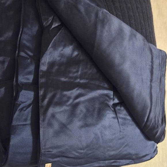 Kumi Kookoon Luxurious Silk and Cashmere Throw Blanket In Indigo - Picture 3 of 8